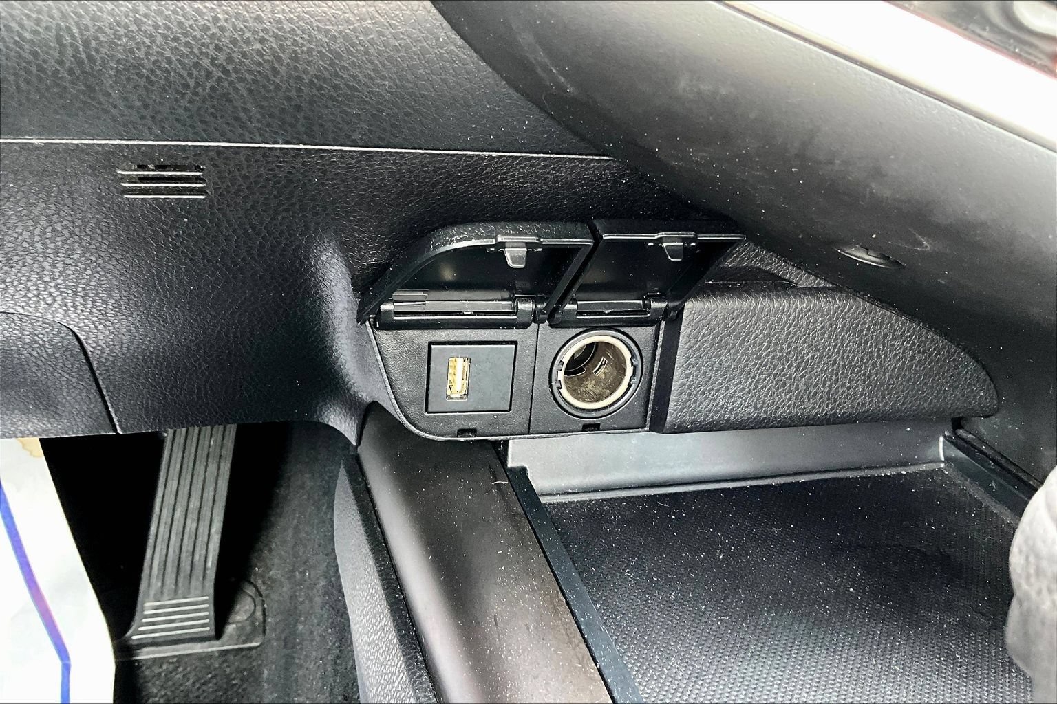 Used 2022 Toyota Camry LE FWD image 12