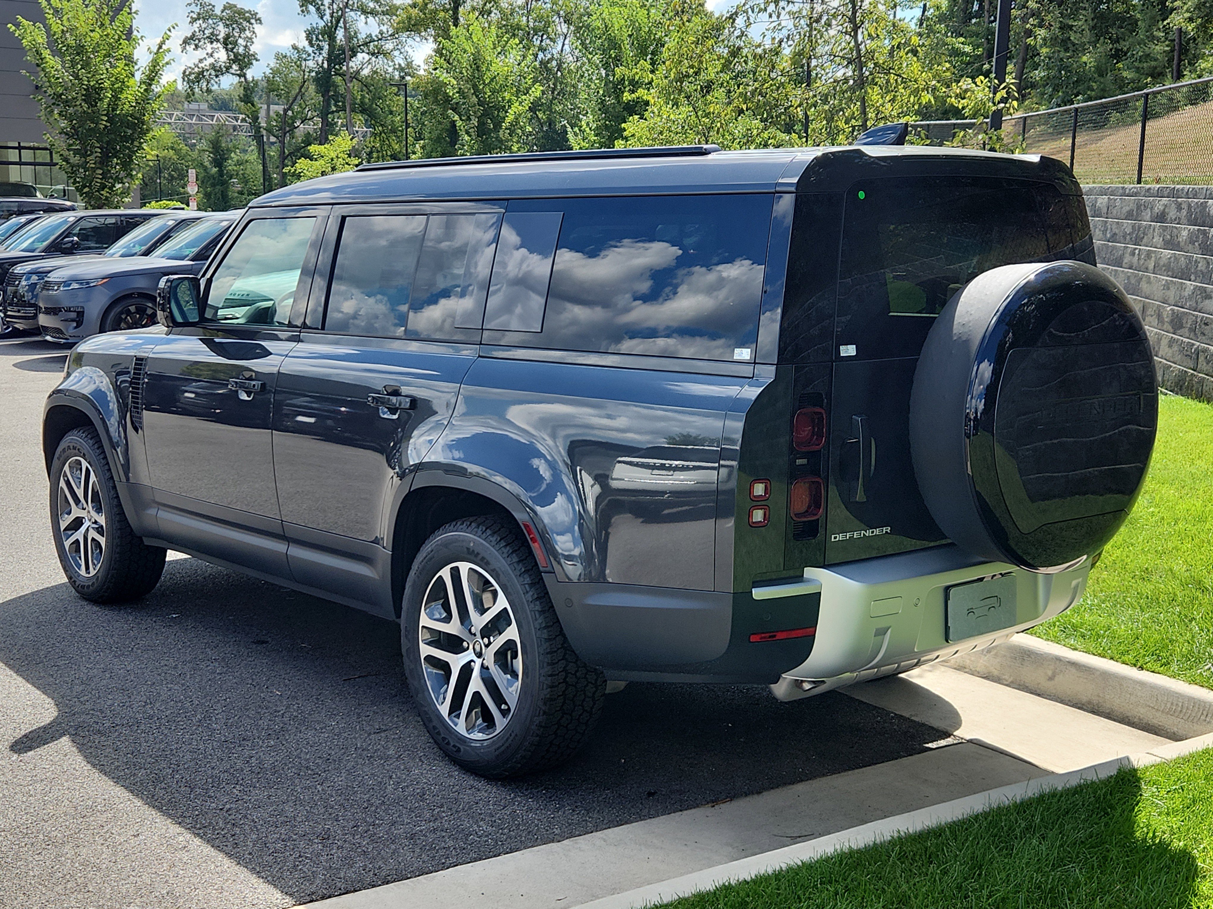 Used 2025 Land Rover Defender 130 S image 12
