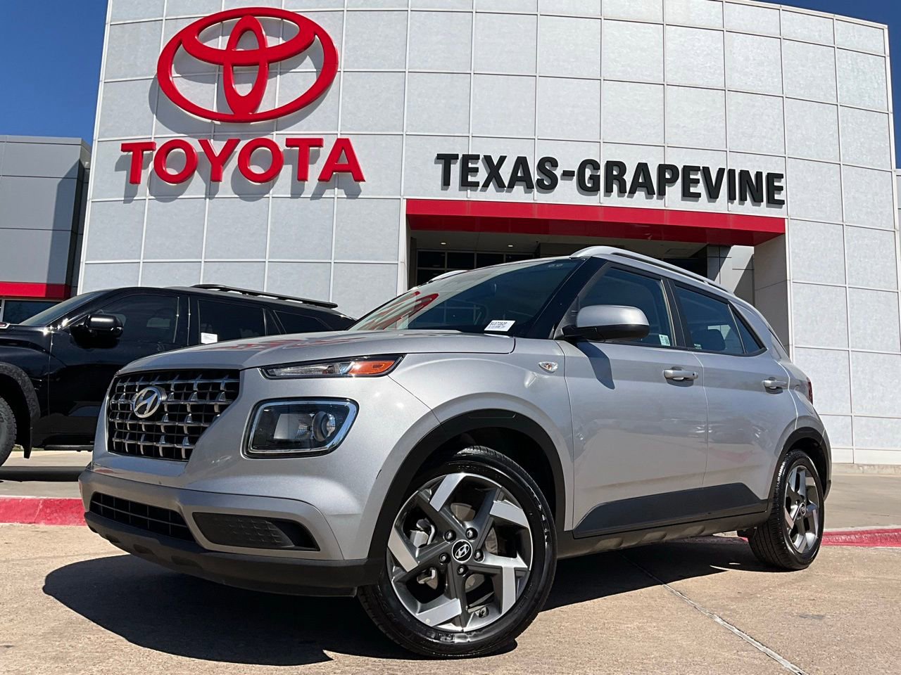 Used 2025 Hyundai Venue SEL image 2