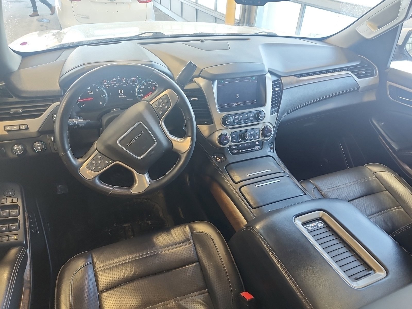 Used 2018 GMC Yukon Denali w/ Denali Ultimate Black Edition AWD/4WD image 9