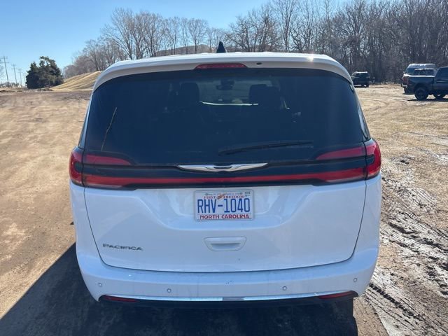 Used 2024 Chrysler Pacifica Touring-L image 7