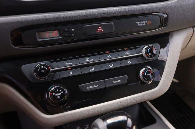 Used 2015 Kia Sedona L image 16