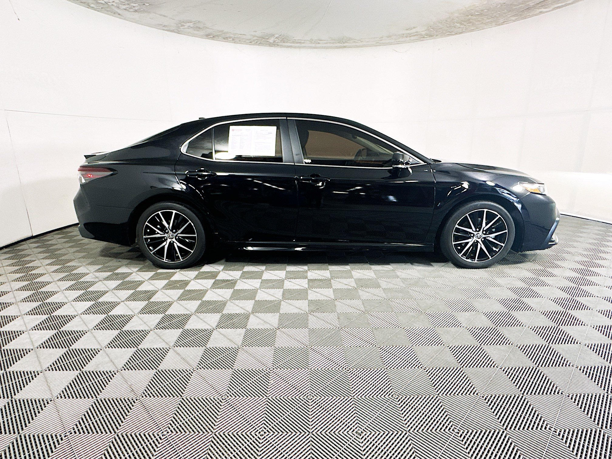 Used 2023 Toyota Camry SE w/ Audio Upgrade Package FWD image 2