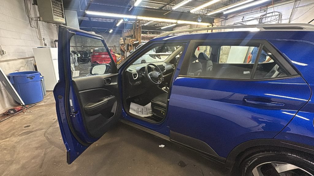 Used 2025 Hyundai Venue Limited FWD image 10