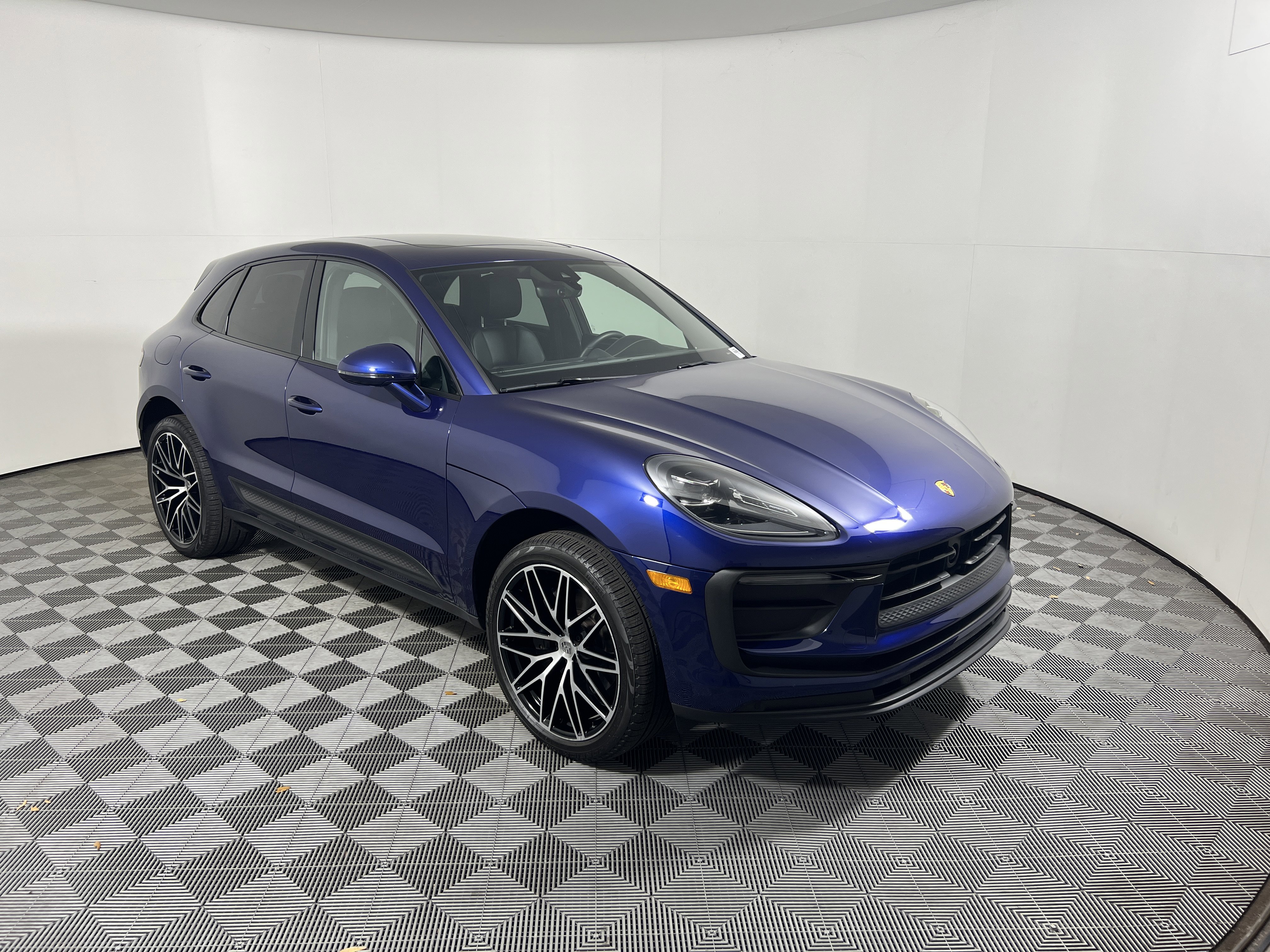 Used 2026 Porsche Macan AWD/4WD image 9