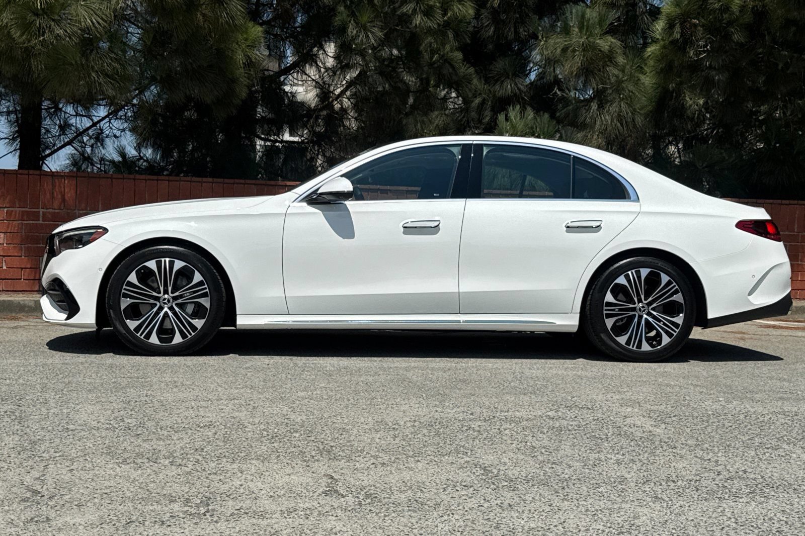 Used 2025 Mercedes-Benz E 350 4MATIC Sedan image 8