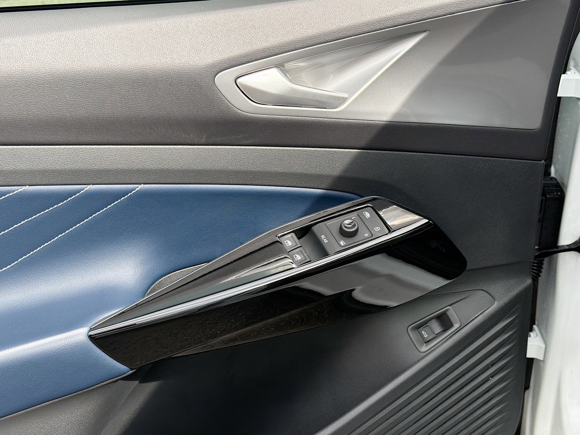 Certified 2025 Volkswagen ID.4 Pro S w/ ID.4 Black Package image 17