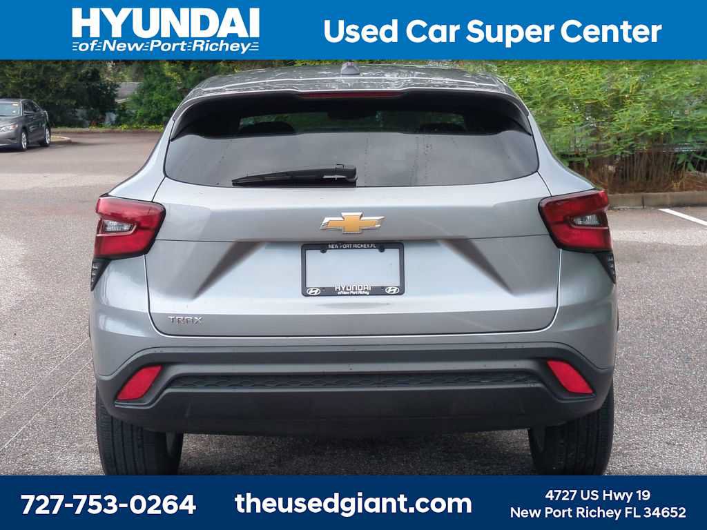 Used 2024 Chevrolet Trax LS w/ LS Convenience Package FWD image 4