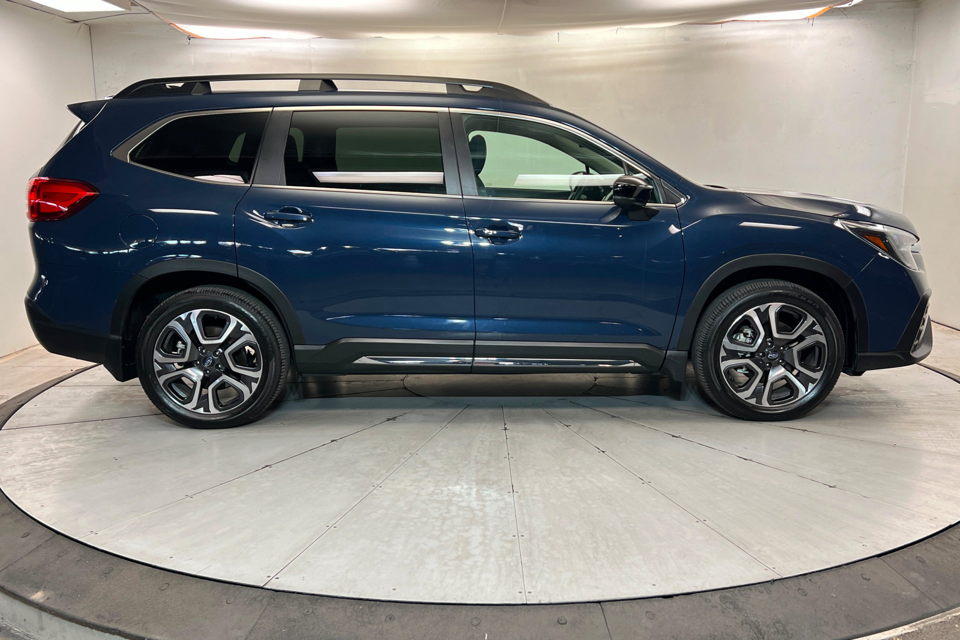 Used 2024 Subaru Ascent Limited w/ Technology Package AWD/4WD image 7