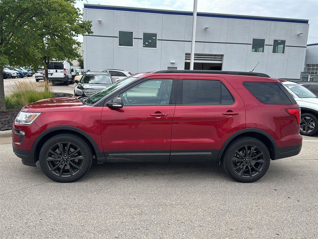 Used 2018 Ford Explorer XLT w/ Equipment Group 202A AWD/4WD image 8