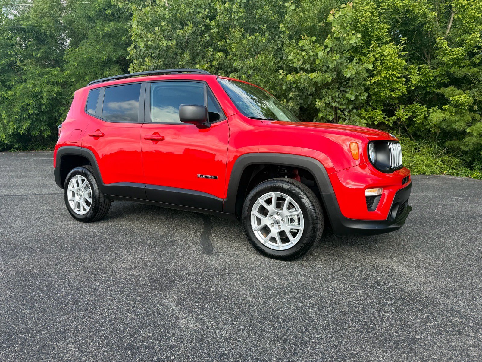 Used 2023 Jeep Renegade Latitude w/ Sun/Sound Group AWD/4WD image 2