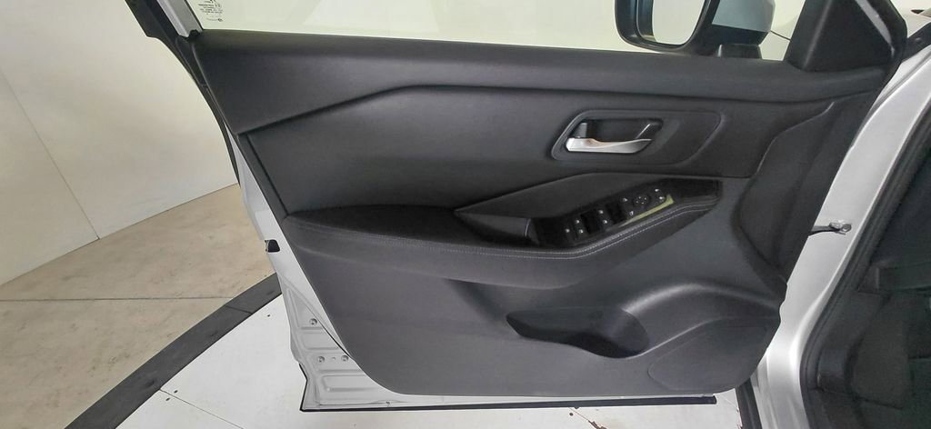 Used 2024 Nissan Rogue SV AWD/4WD image 9