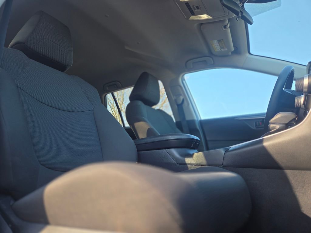 Used 2022 Toyota RAV4 LE AWD/4WD image 26
