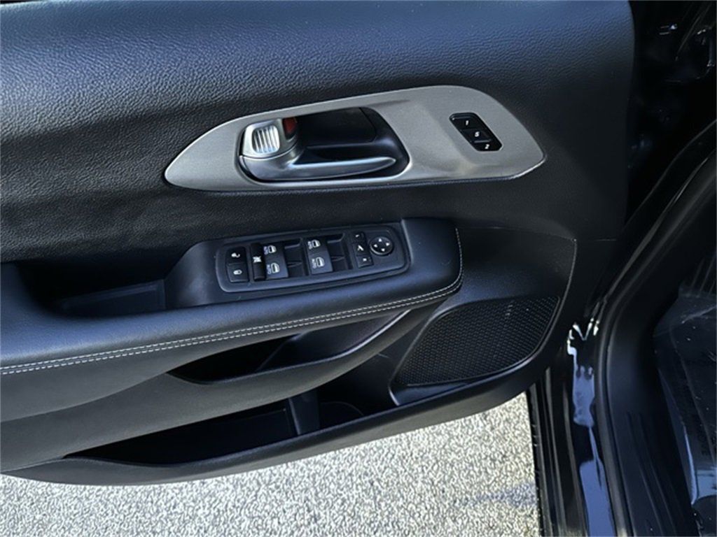 Used 2023 Chrysler Pacifica Limited w/ S Appearance Package image 19