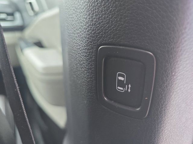 Used 2023 Kia Carnival LX image 16