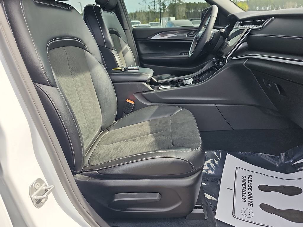 Used 2023 Jeep Grand Cherokee L Laredo image 13