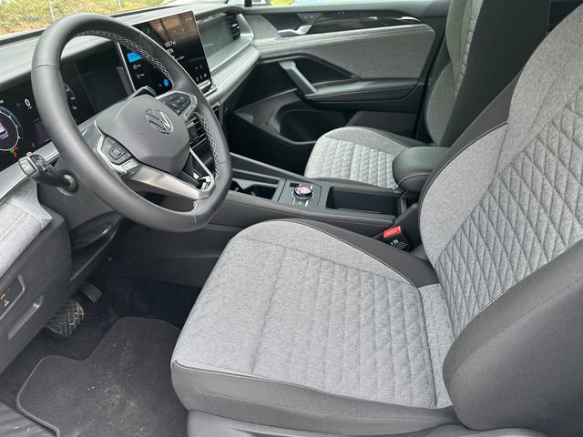 Certified 2025 Volkswagen Tiguan S image 9