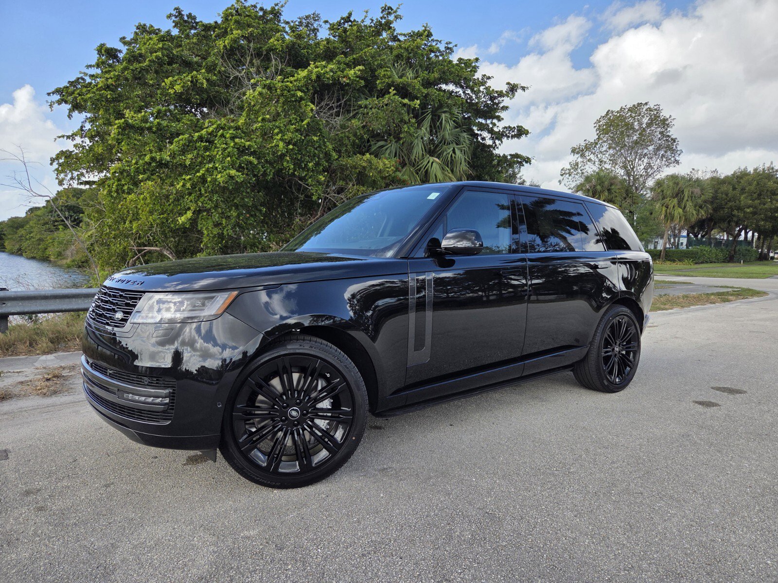 New 2025 Land Rover Range Rover Long Wheelbase SE image 1