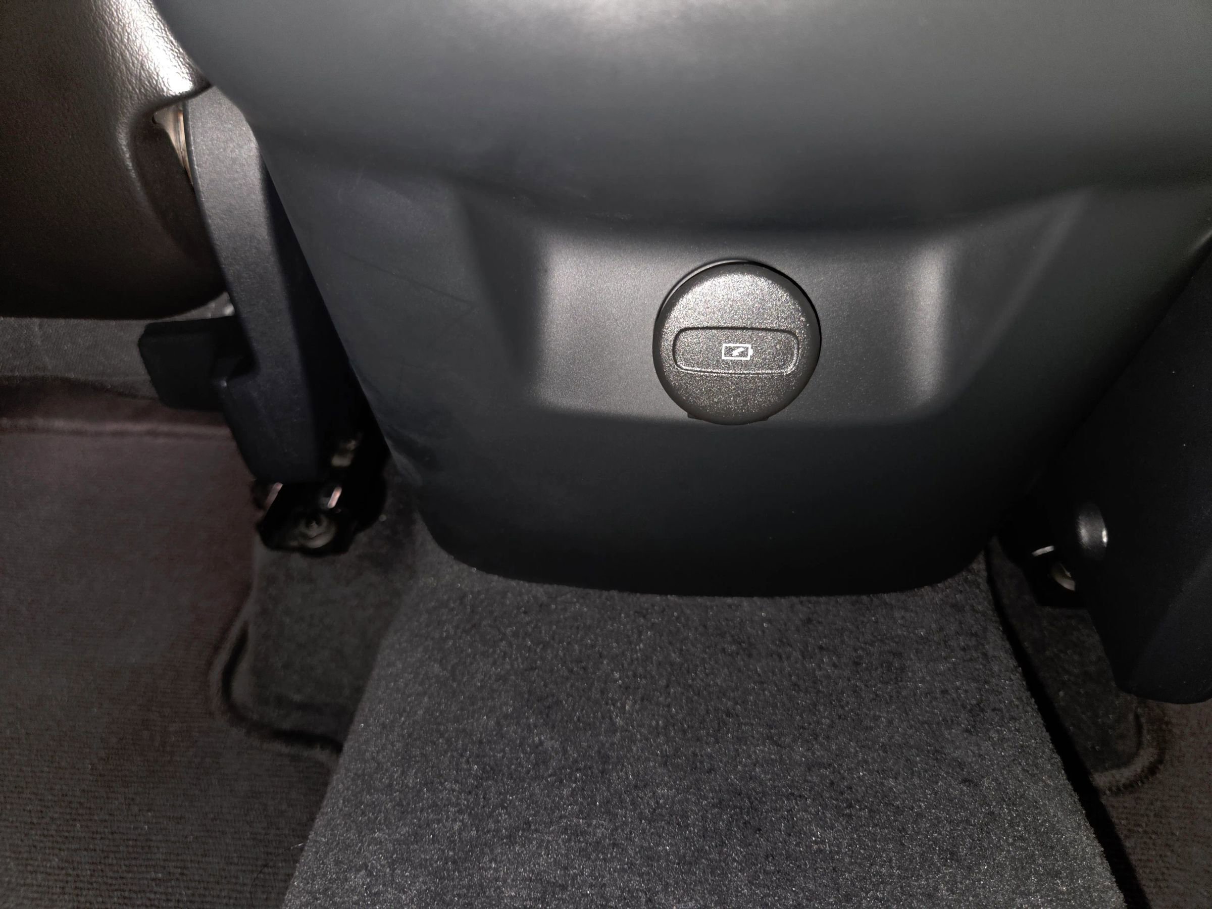 Used 2025 Volvo XC60 B5 Plus image 37