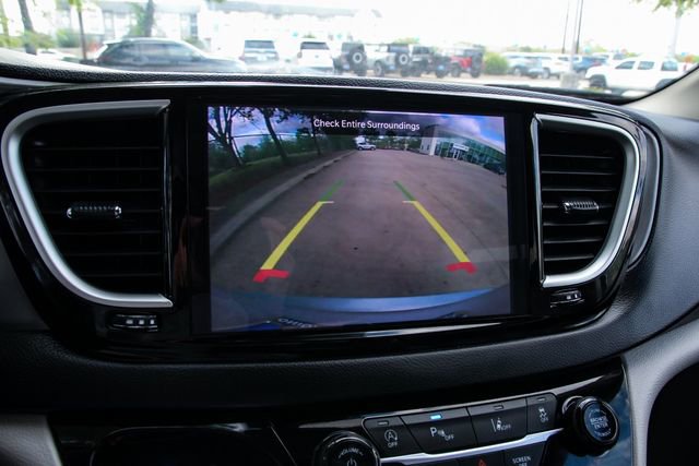 Used 2023 Chrysler Pacifica Touring-L image 21