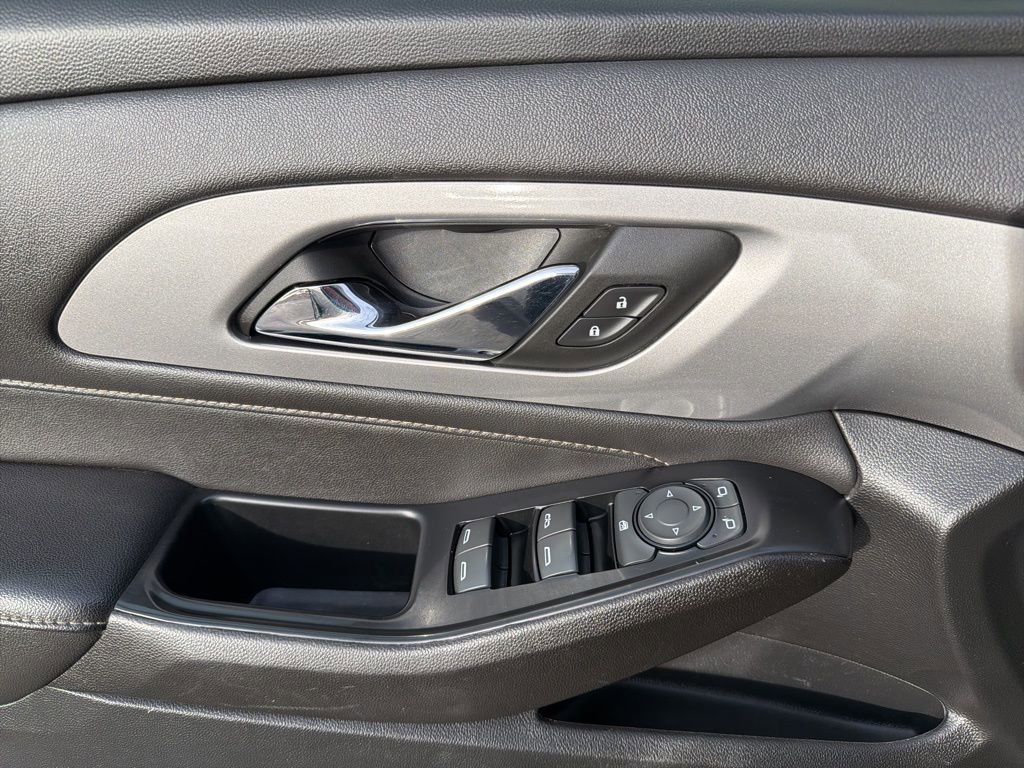 Used 2023 Chevrolet Traverse LT image 14