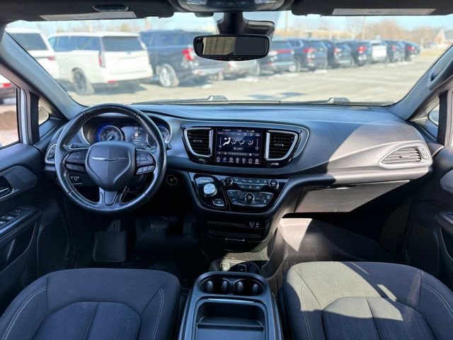 Used 2020 Chrysler Pacifica Touring w/ Advanced Safetytec Group image 2