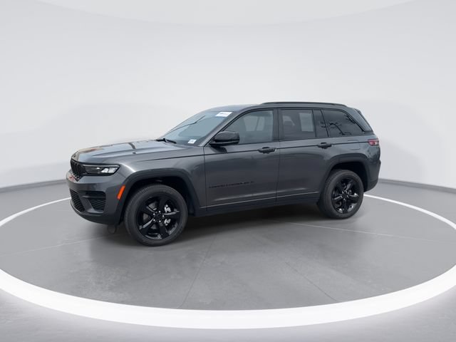 Used 2024 Jeep Grand Cherokee Laredo AWD/4WD image 3
