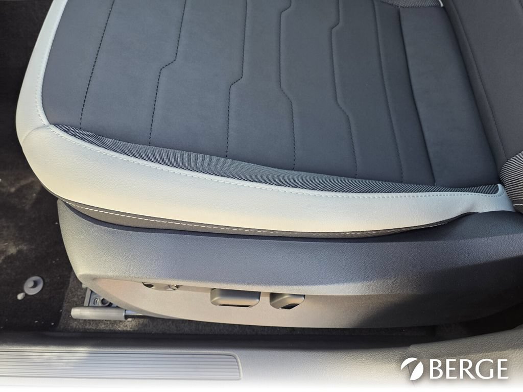 New 2026 Volkswagen Taos SE FWD image 16
