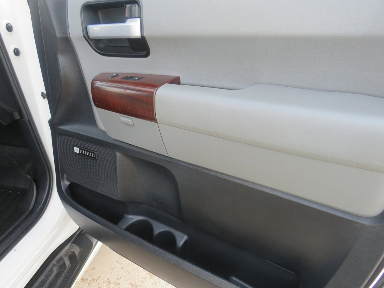 Used 2015 Toyota Sequoia Platinum image 33