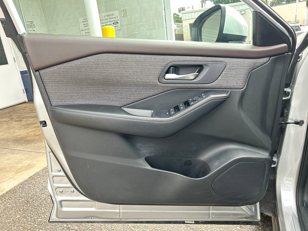 Used 2023 Nissan Rogue SV FWD image 9