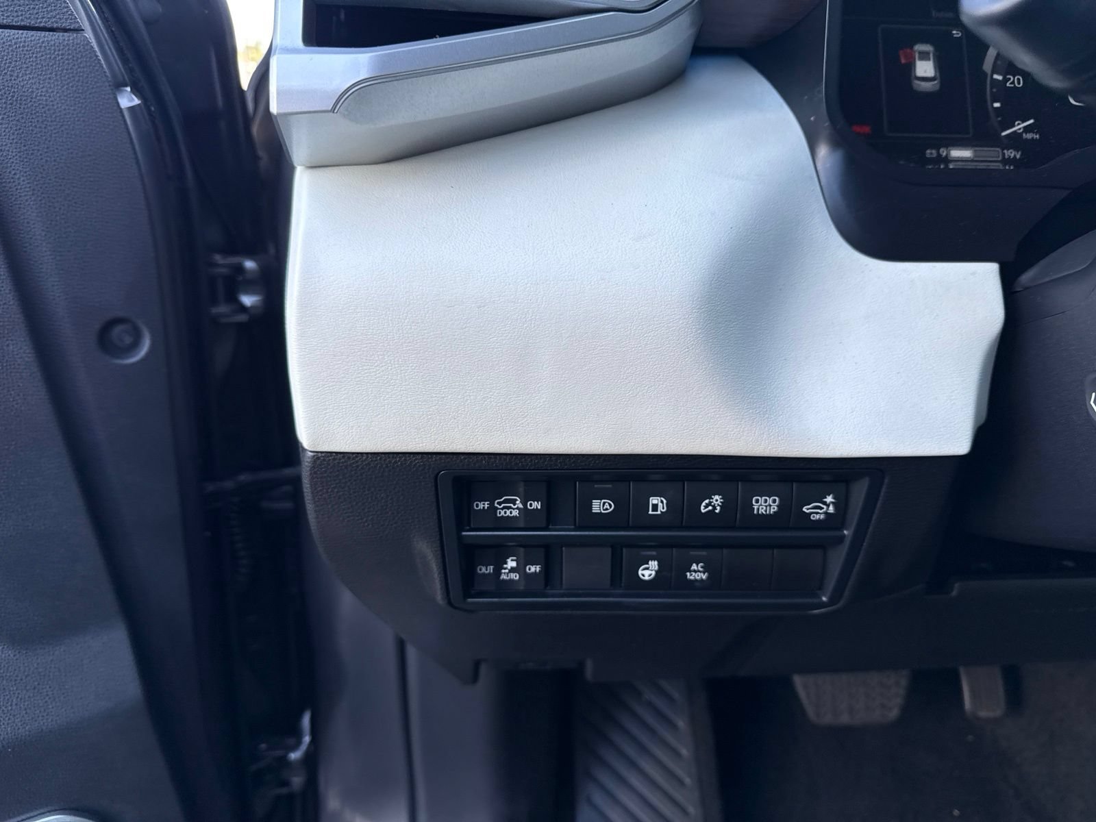 Used 2024 Toyota Sequoia Capstone AWD/4WD image 22