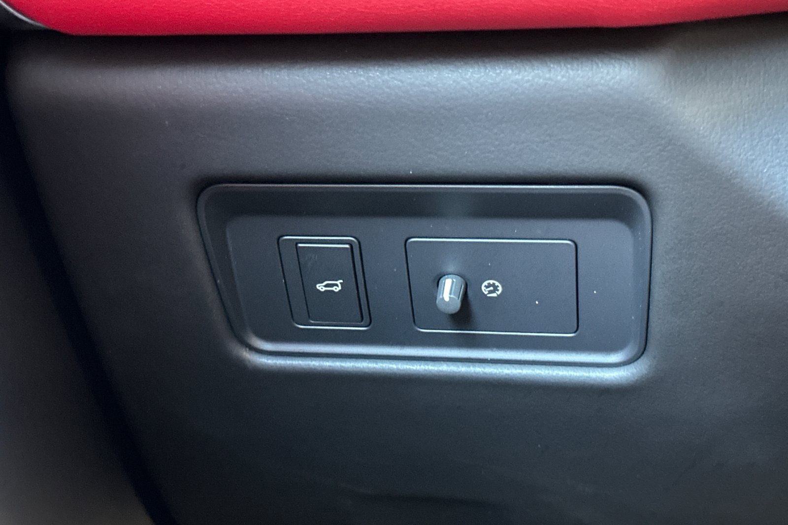 Used 2025 Jaguar F-PACE R-Dynamic S image 32