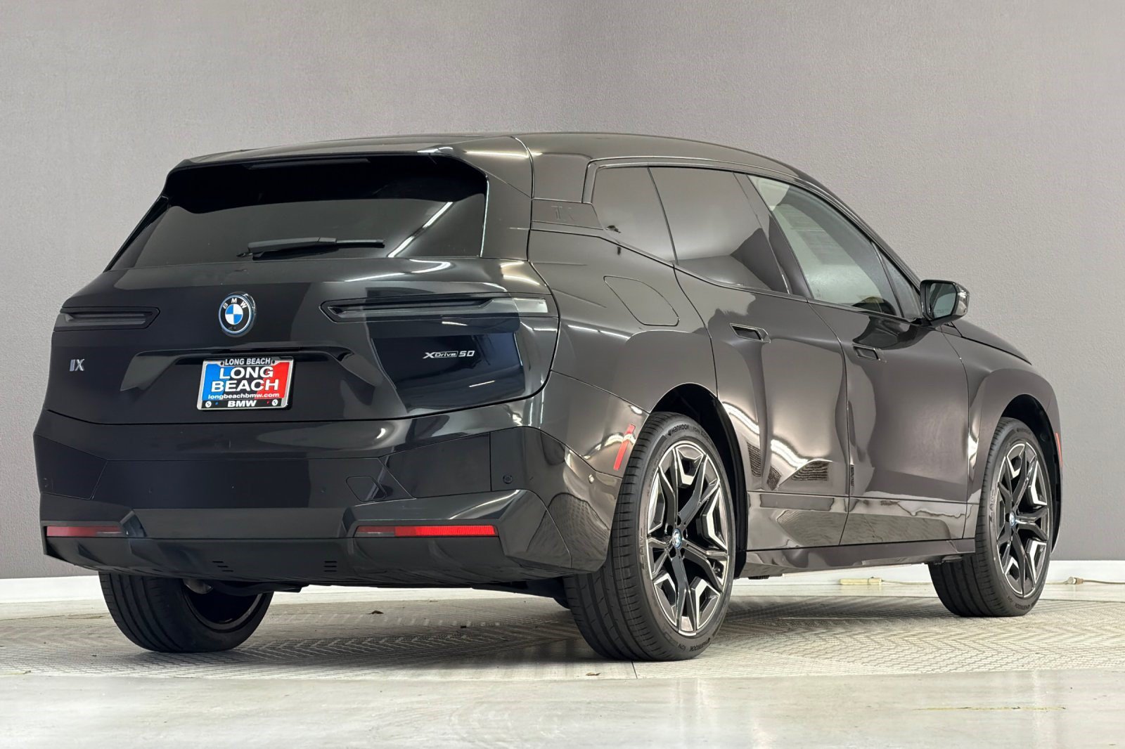 Used 2025 BMW iX xDrive50 w/ Premium Package AWD/4WD image 9