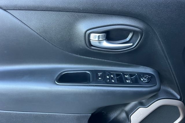 Used 2017 Jeep Renegade Limited image 14