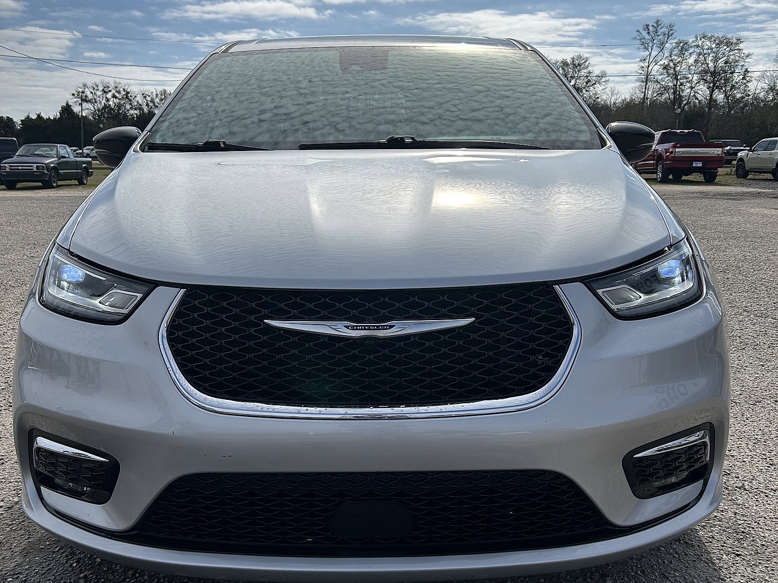 Used 2024 Chrysler Pacifica Touring-L image 2