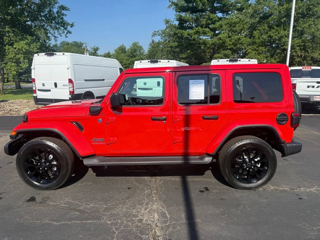 Used 2025 Jeep Wrangler Unlimited Sahara AWD/4WD image 7