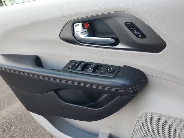 Used 2020 Chrysler Pacifica Touring-L w/ Tire & Wheel Group FWD image 21