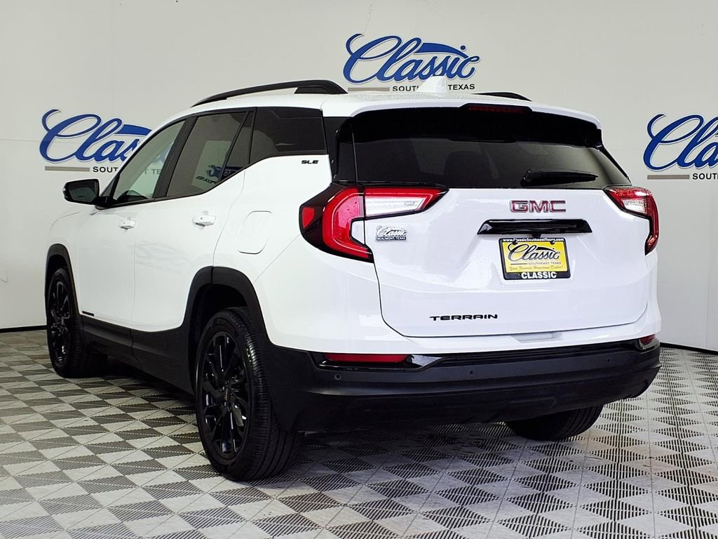 Used 2024 GMC Terrain SLE w/ Driver Convenience Package FWD image 2