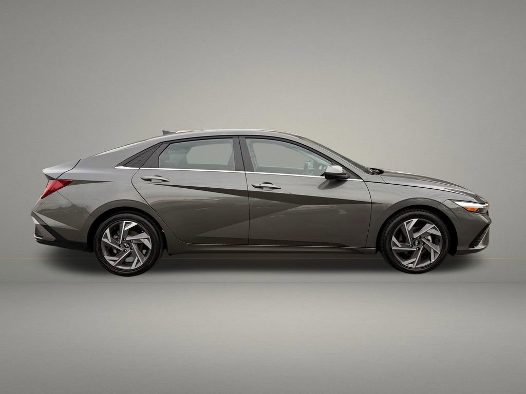 Used 2025 Hyundai Elantra SEL FWD image 6