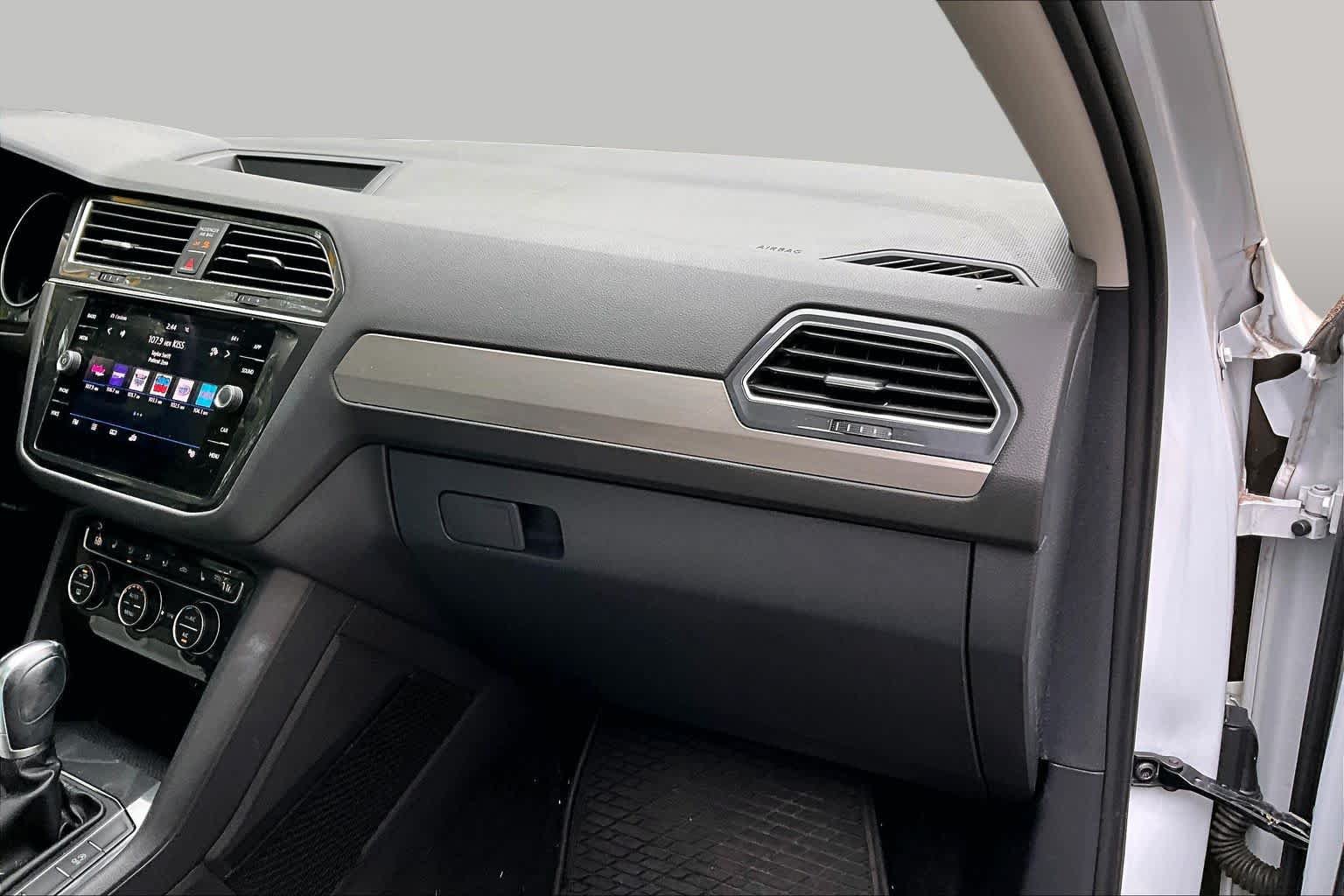 Used 2018 Volkswagen Tiguan SE w/ Panoramic Sunroof Package AWD/4WD image 18