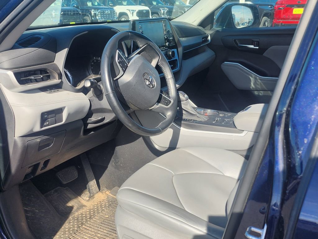 Used 2022 Toyota Highlander XLE image 3