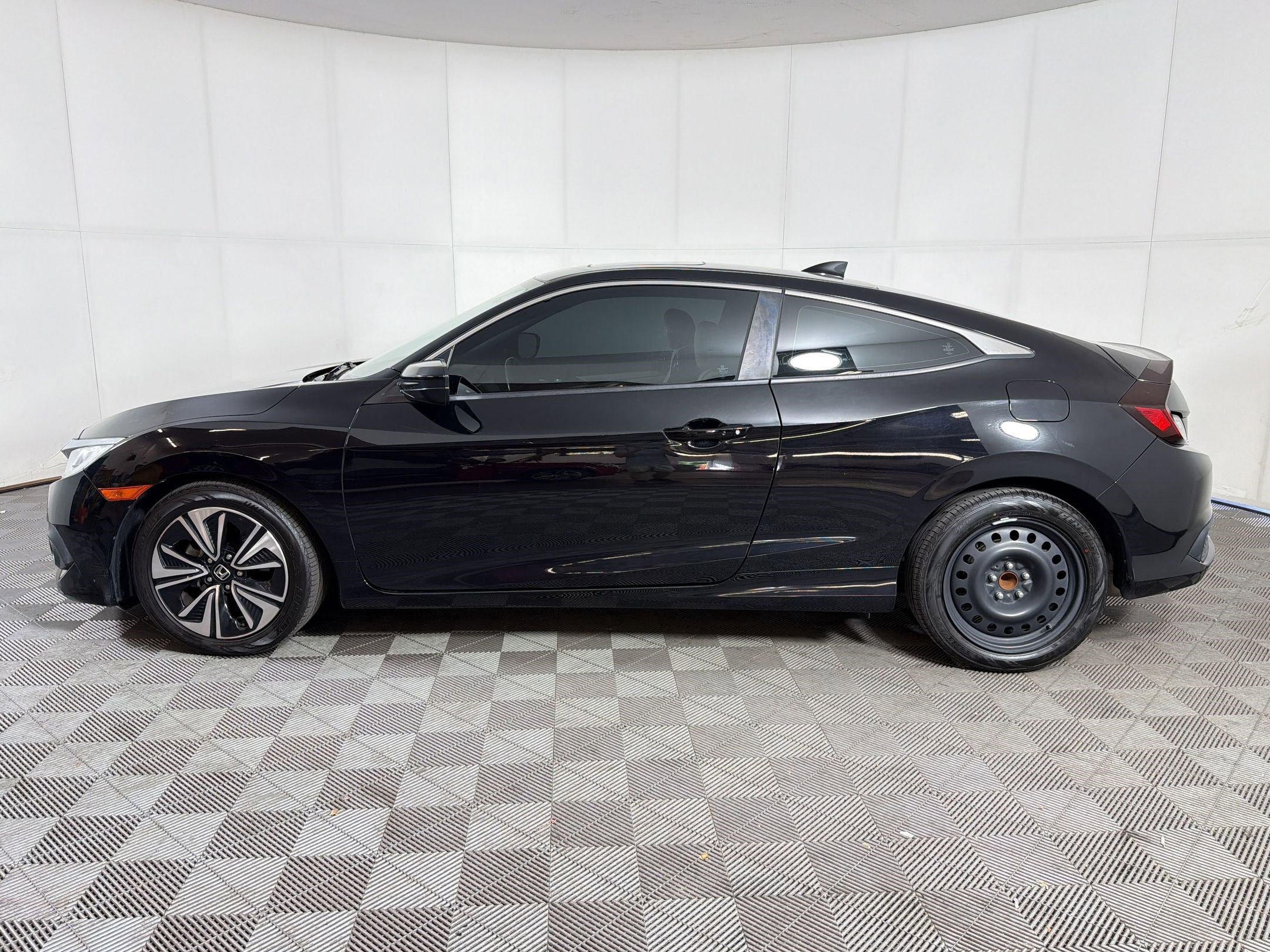 Used 2018 Honda Civic EX-T image 2