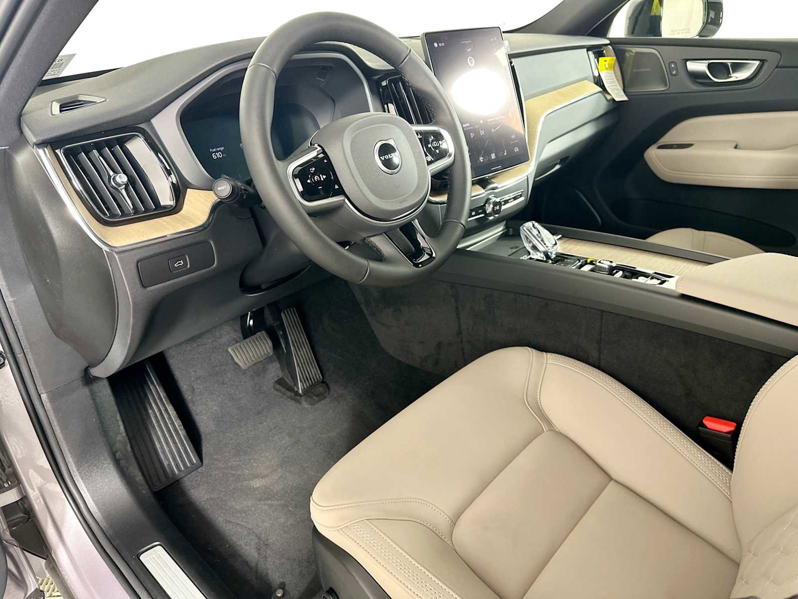 New 2026 Volvo XC60 B5 Plus w/ Climate Package image 9