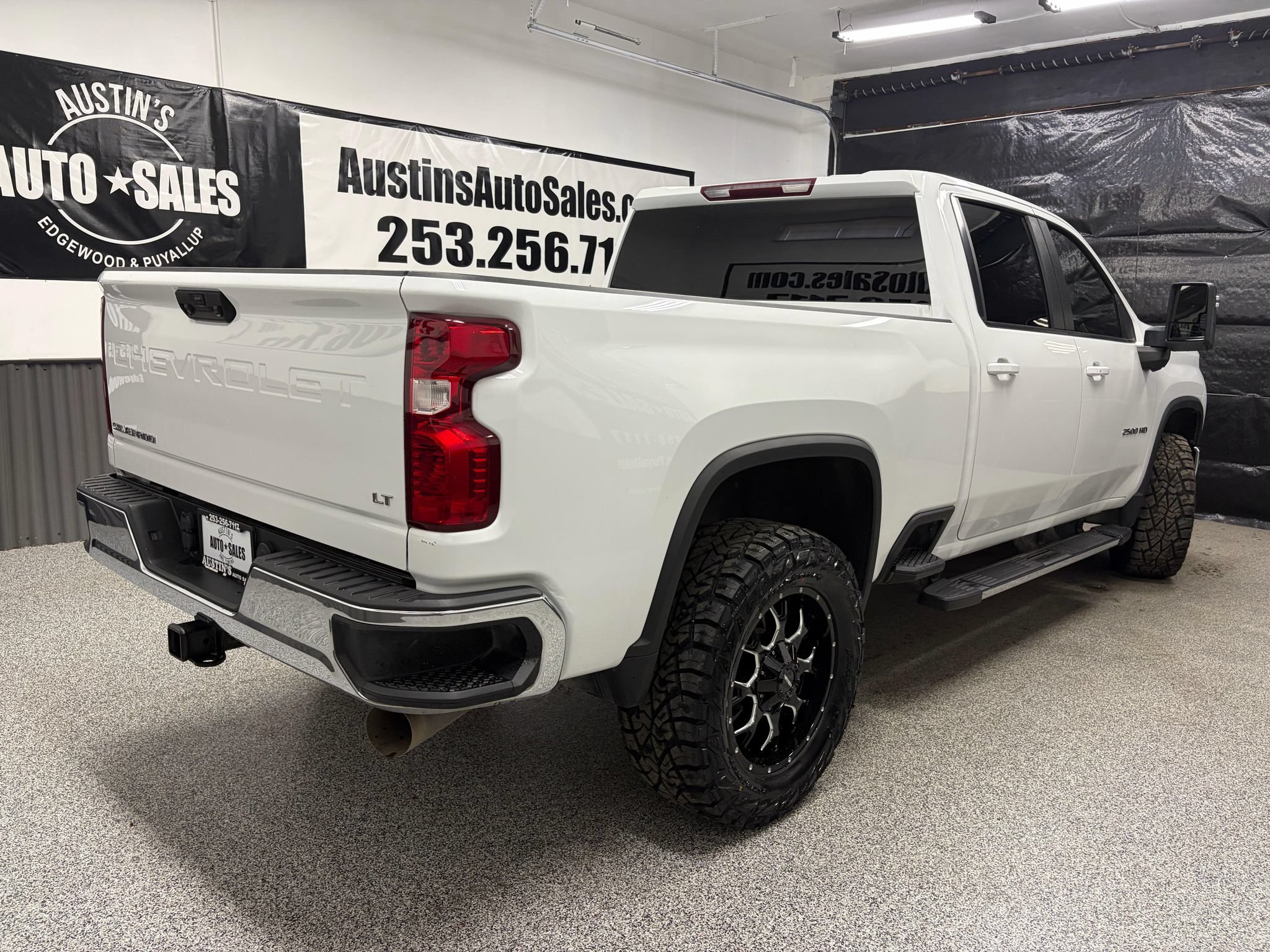 Used 2024 Chevrolet Silverado 2500 LT AWD/4WD image 3