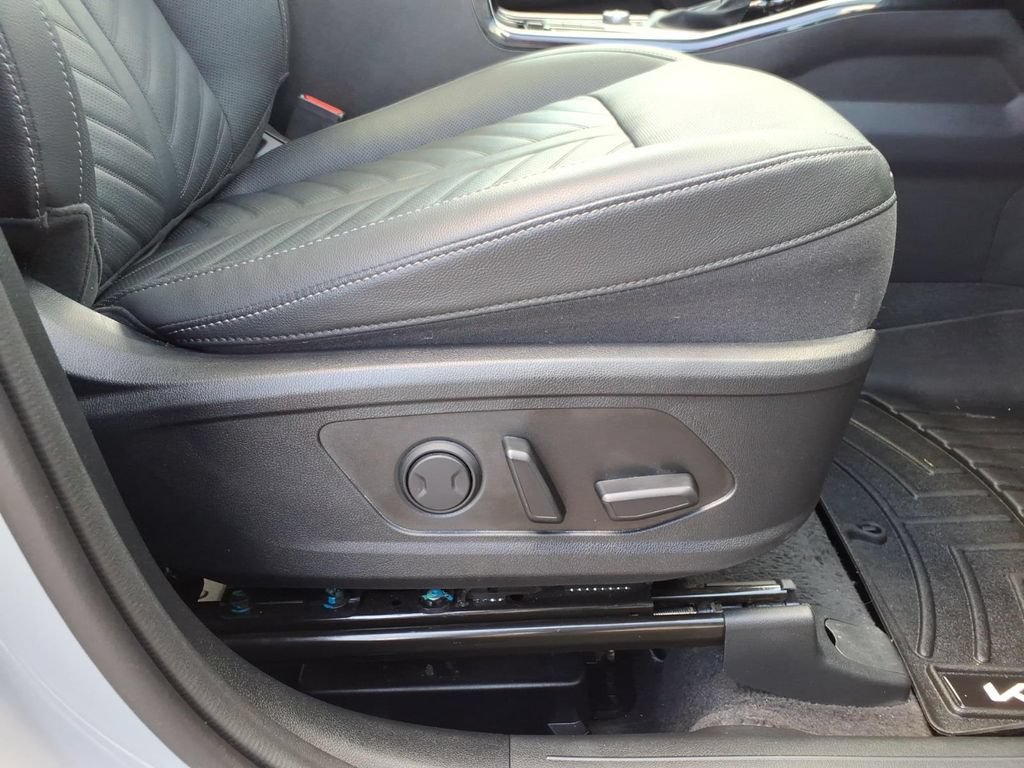 Used 2025 Kia Sorento SX AWD/4WD image 13