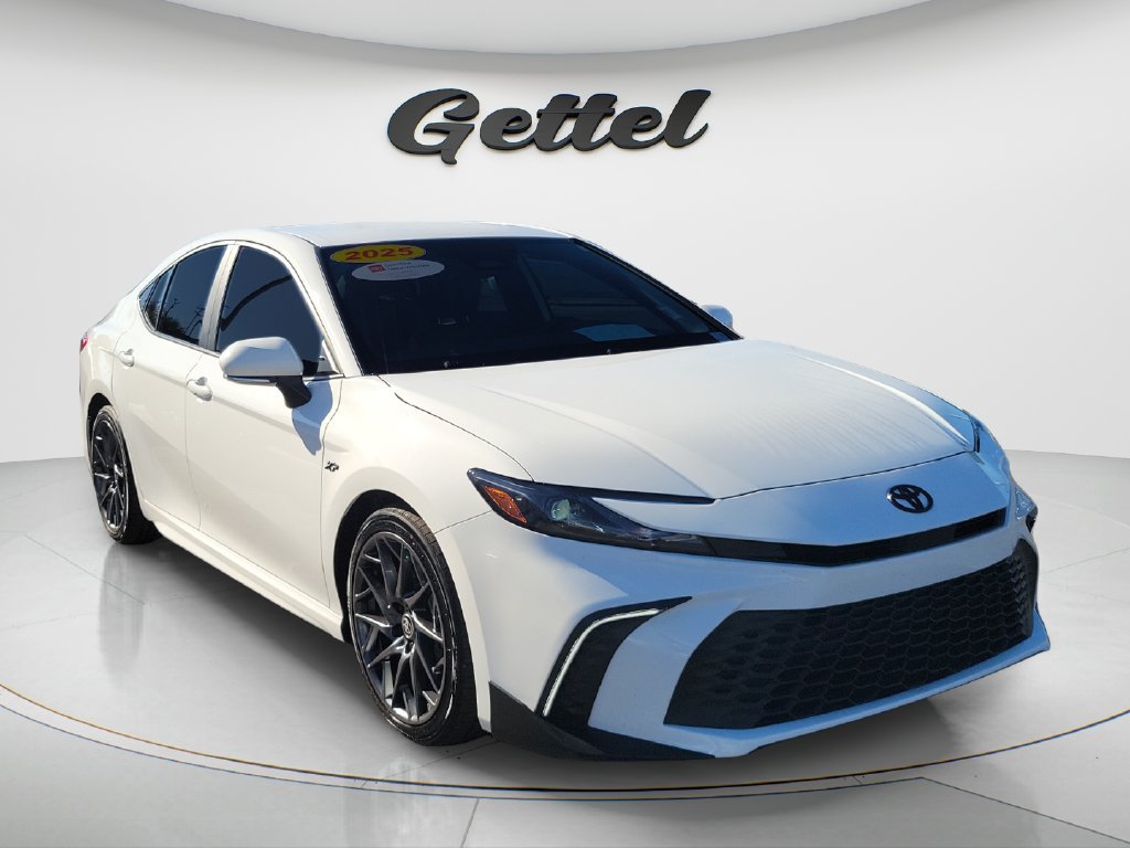 Used 2025 Toyota Camry SE w/ Convenience Package FWD image 3