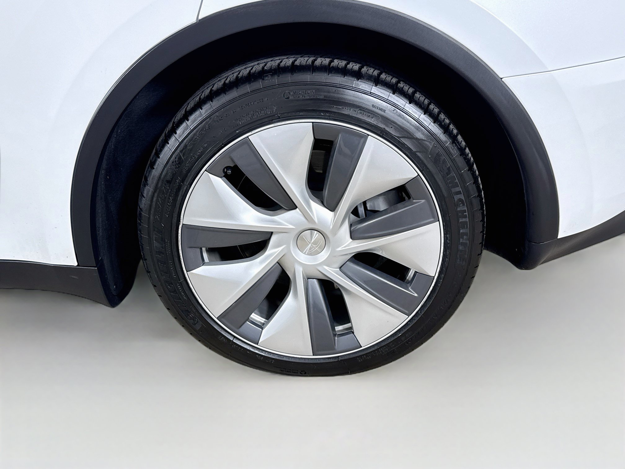Used 2023 Tesla Model Y Long Range AWD/4WD image 33
