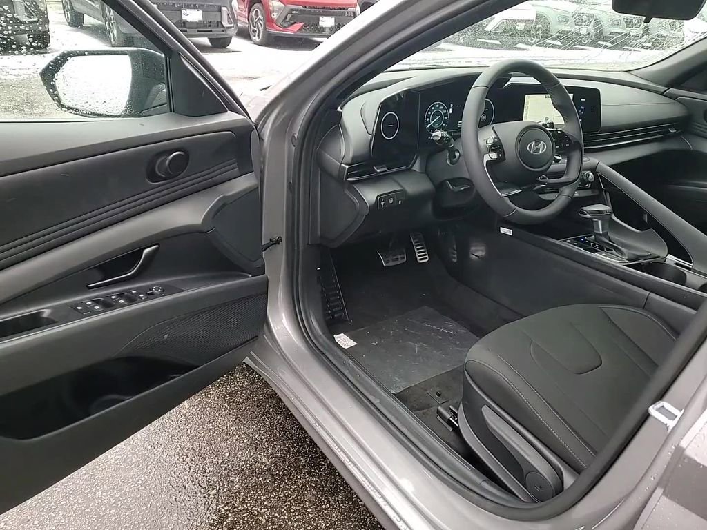 Used 2025 Hyundai Elantra SEL w/ Cargo Package image 12