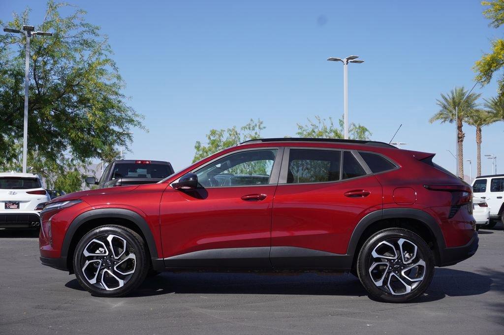 Used 2025 Chevrolet Trax RS w/ Sunroof Package image 2