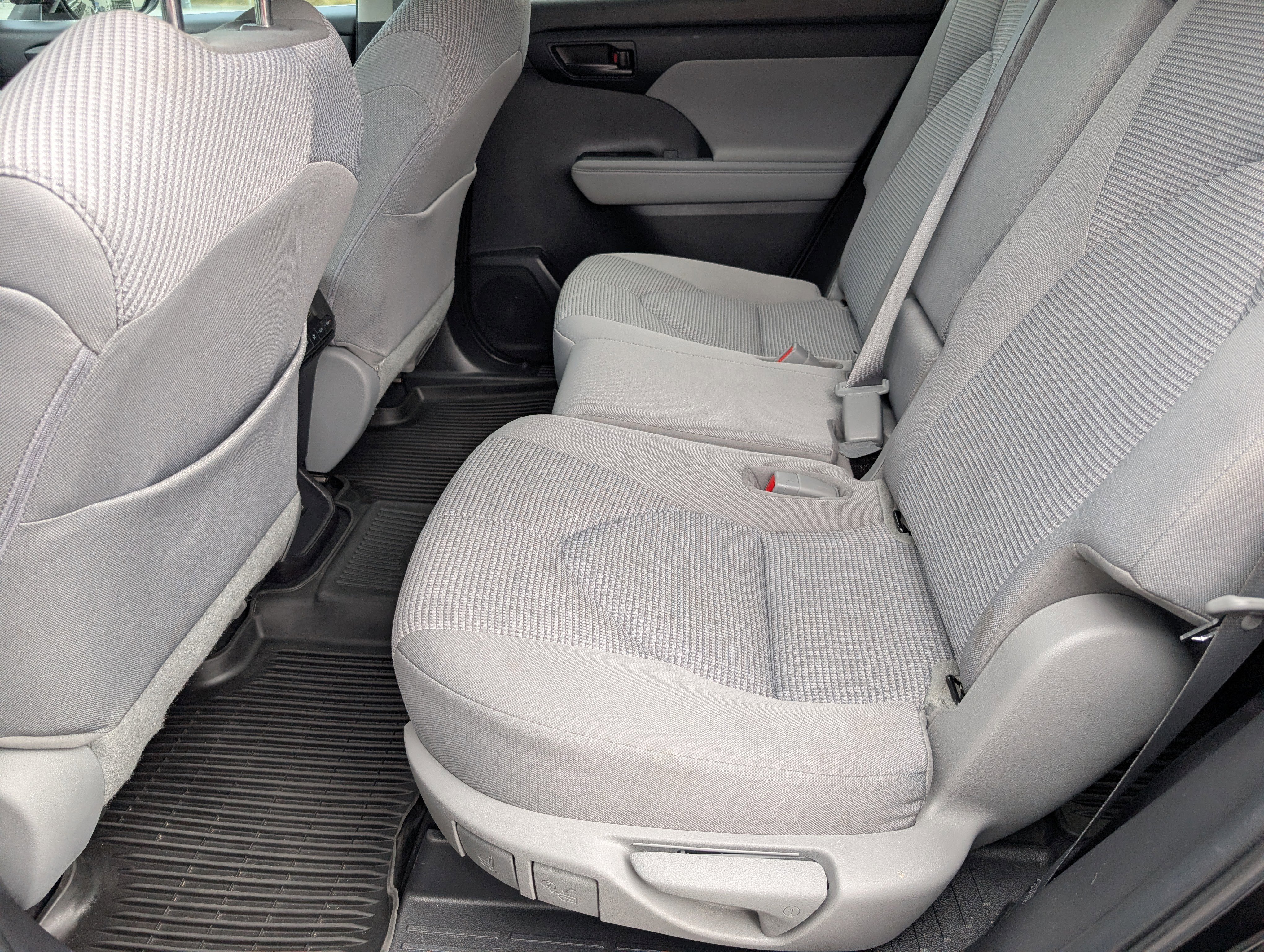 Used 2023 Toyota Highlander L image 26